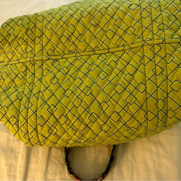VERA BRADLEY - med weekend duke bag in colorful print, lime lining, zip closure - Picture 3 of 6